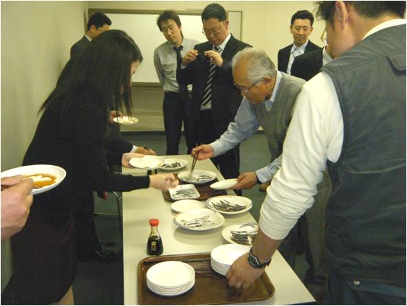 試食を行う人々