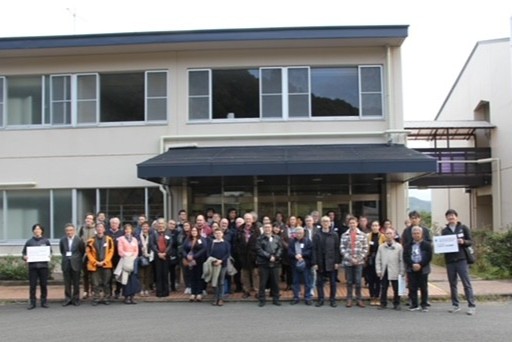 南勢庁舎玄関前で記念撮影