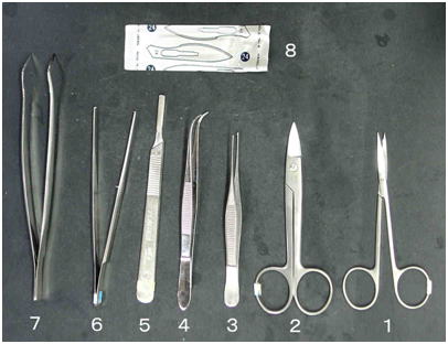 ハサミやピンセットなどの解剖用具