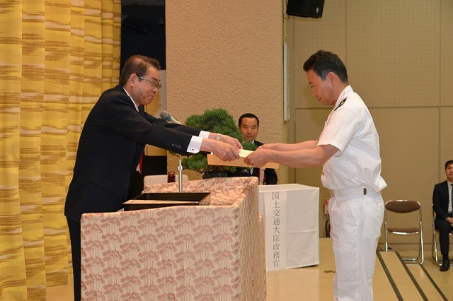 感謝状を受け取る若鷹丸船長（平成29年6月1日）