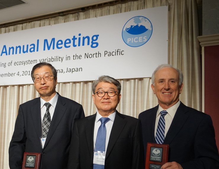 開会式でChairman’s awardを受賞した和田理事(左)、同時受賞したNOAA/NMFSの Jon Stain博士(右)。中央は授与者の Chul Park PICES議長