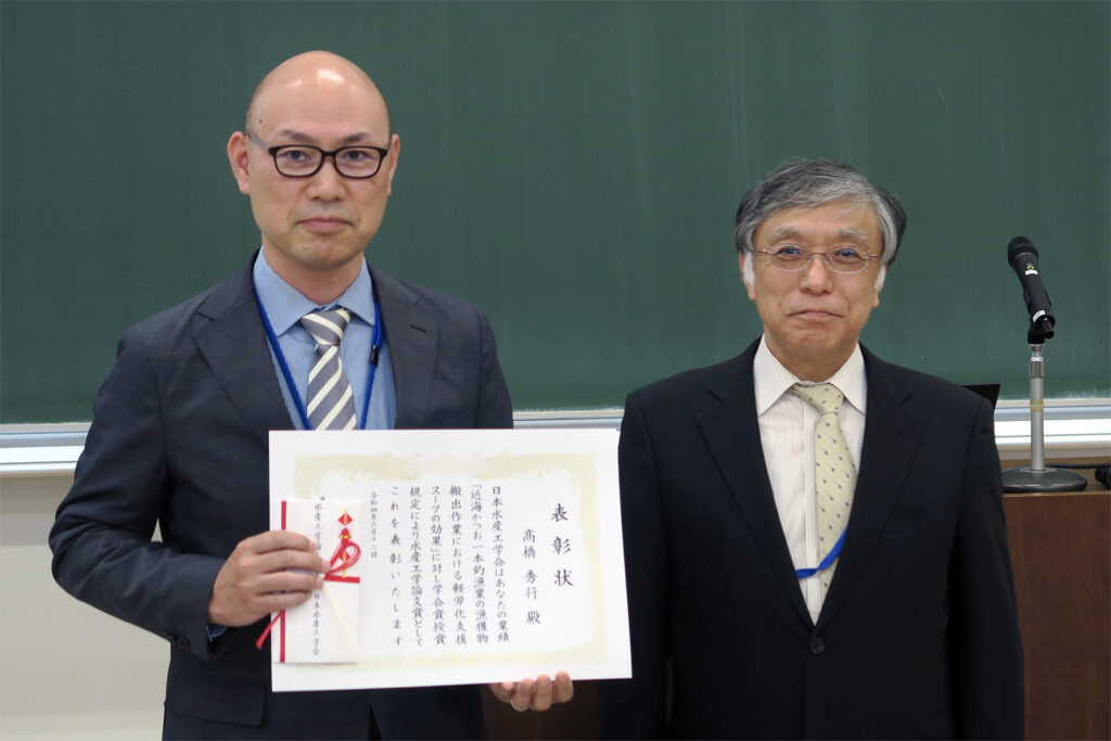 左：髙橋 秀行 業務推進チーム長（主著者） 右：木村 暢夫 北海道大学教授（日本水産工学会会長）