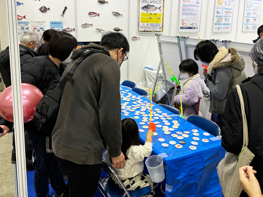 缶バッチ釣り！よーく狙って…