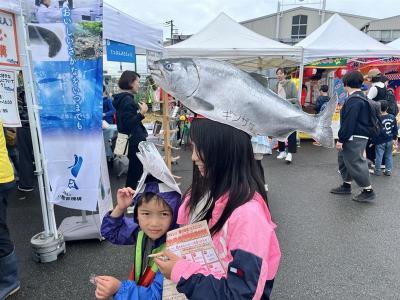 マスの帽子をかぶるお客さん