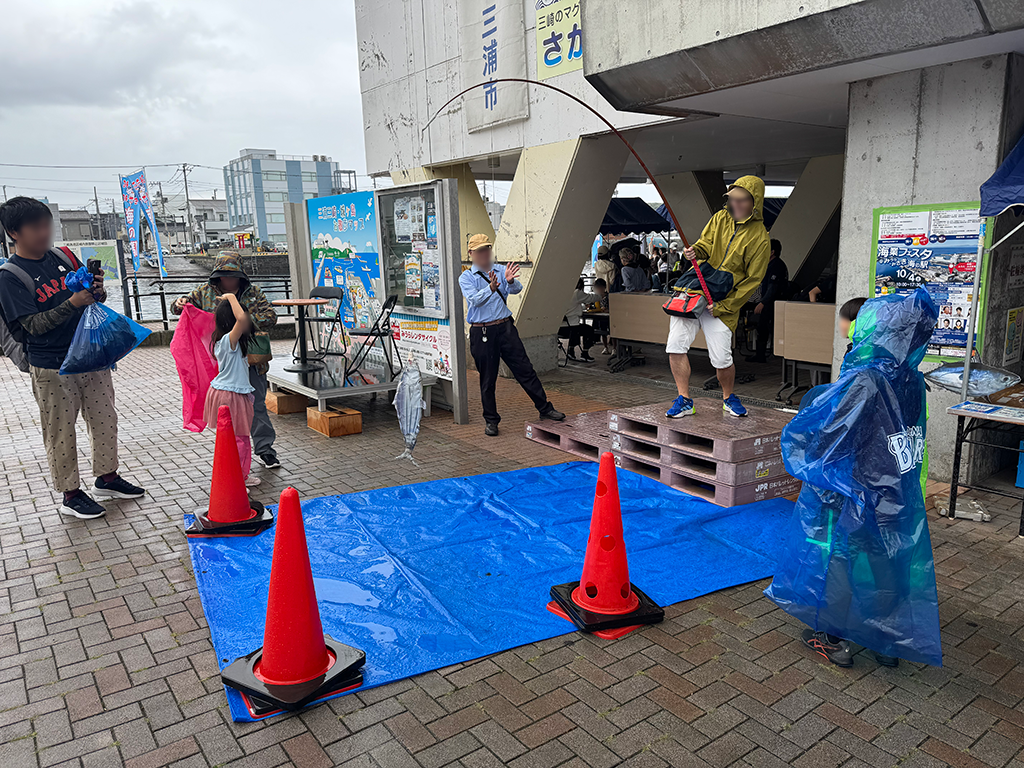 かつお一本釣りに挑戦する様子（大人）