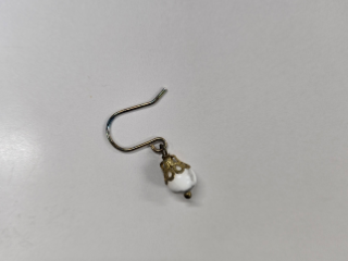 一般公開忘れ物1　ピアス（白い大理石風の丸い石付き）