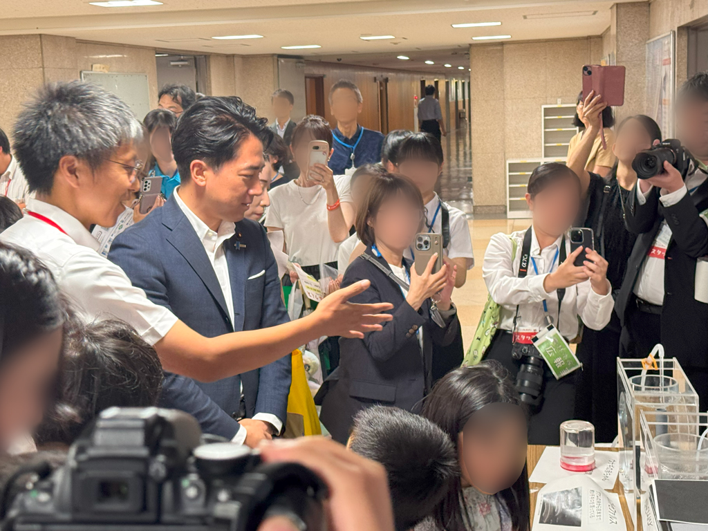 ウナギブースの視察に来訪された大臣へ研究者がウナギや養殖技術について説明