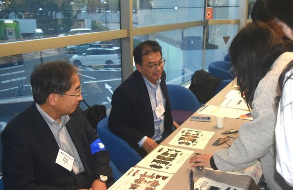 会場受付の様子(LOCメンバー)