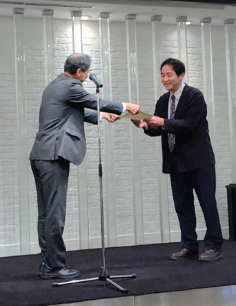 PICES議長から機構LOC委員長の西田所長への感謝状授与