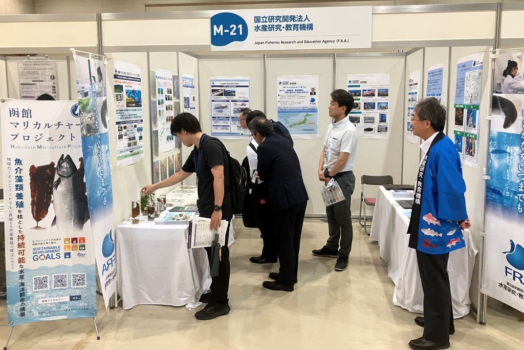 機構の展示ブースの様子がわかる画像