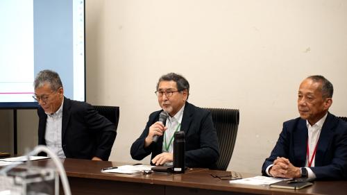 挨拶をする中山理事長